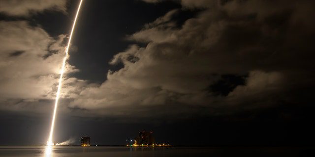 Gemide Lucy uzay aracı bulunan bir United Launch Alliance Atlas 5 roketi, Florida'daki Cape Canaveral Uzay Kuvvetleri İstasyonunda 16 Ekim 2021 Cumartesi günü Space Launch Complex 41'den havalanırken bu 2 dakikalık 30 saniyelik pozlama görüntüsünde gösterilmektedir. 