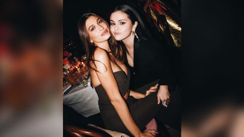 Hailey Bieber ve Selena Gomez, 2022 Academy Museum Gala'da birlikte poz vererek uzun süredir devam eden söylentileri ve nefreti başarıyla etkisiz hale getirdi.