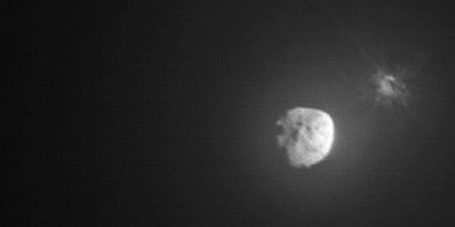 NASA tarafından sağlanan bu görüntüde, yakındaki İtalyan uzay ajansı LICIACube tarafından 26 Eylül 2022'de NASA'nın Çift Asteroid Yönlendirme Testi (DART) görevinin kasıtlı çarpışmasından birkaç dakika sonra, asteroit Demorphos'tan enkaz çıkarılıyor.  5 Ekim 2022 Salı günü NASA, uzay aracının yörüngesini başarıyla değiştirdiğini söyledi. 