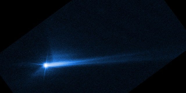 8 Ekim 2022'de NASA'nın Hubble Uzay Teleskobu'ndan alınan bu görüntüler, asteroidin 26 Eylül'de NASA'nın Dart uzay aracıyla kasıtlı olarak çarpışmasından 285 saat sonra Demorphos'un yüzeyinden patlayan enkazları gösteriyor. 