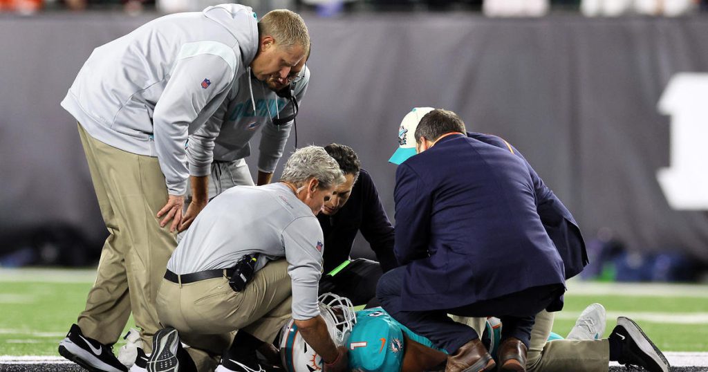 Dolphins'in orta saha oyuncusu Tua Tagovailoa'ya beyin sarsıntısı teşhisi kondu, hastaneden taburcu edildikten sonra Miami'ye döndü.