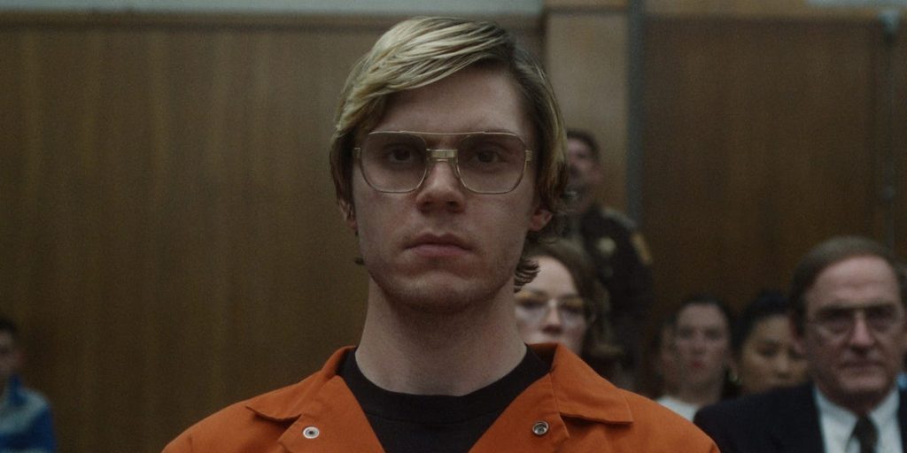Evan Peters, Jeffrey Dahmer olarak karakterde kalmak için kurşun ağırlıklar giydi