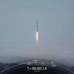 SpaceX, Pasifik Okyanusu’ndaki bir gemiye bir roket indirerek 52 Starlink uydusunu fırlattı