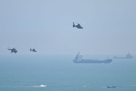 Çin askeri helikopterleri, anakara Çin'de Tayvan'a en yakın noktalardan biri olan Pingtan Adası üzerinde uçuyor