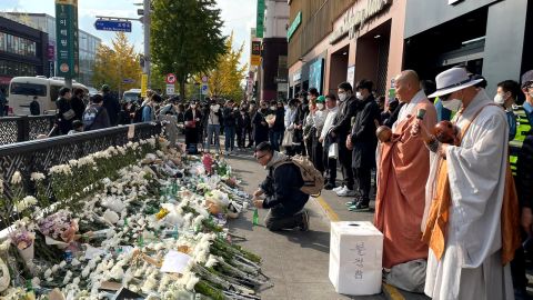 Yas tutanlar, 31 Ekim 2022'de Seul'deki ölümcül Cadılar Bayramı kalabalığının kurbanlarını anıyor. 