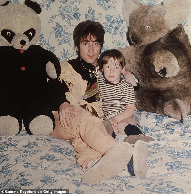 Benekli Baba: John ve Julian, 1968'de Liverpool'da birlikte fotoğraflandı