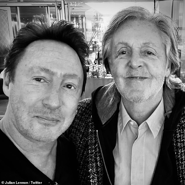 Şahane!  John Lennon'un oğlu Julian (solda) Cumartesi günü, merhum babasının arkadaşı Beatle Sir Paul McCartney'e (sağda) havaalanı salonunda çarpıştıktan sonra Twitter'a gitti.