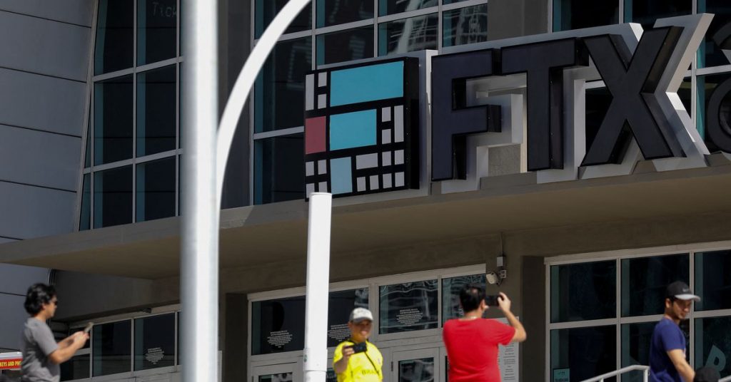 Düzenleyiciler, rakip borsalar yatırımcıları sakinleştirmeye çalışırken FTX'i döndürüyor