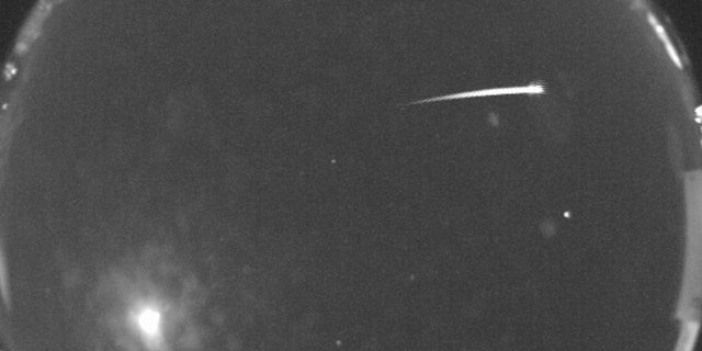 17 Kasım GMT saatiyle 1:45'te, NASA'nın New Mexico Eyalet Üniversitesi'ndeki Tüm Gökyüzü Kamerası, gökyüzünde hızla ilerleyen Leonid meteorlarının bu görüntüsünü yakaladı.