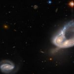 Bu Hubble Uzay Teleskobu görüntüsü, 671 milyon ışıkyılı uzaklıkta birleşen galaksileri gösteriyor