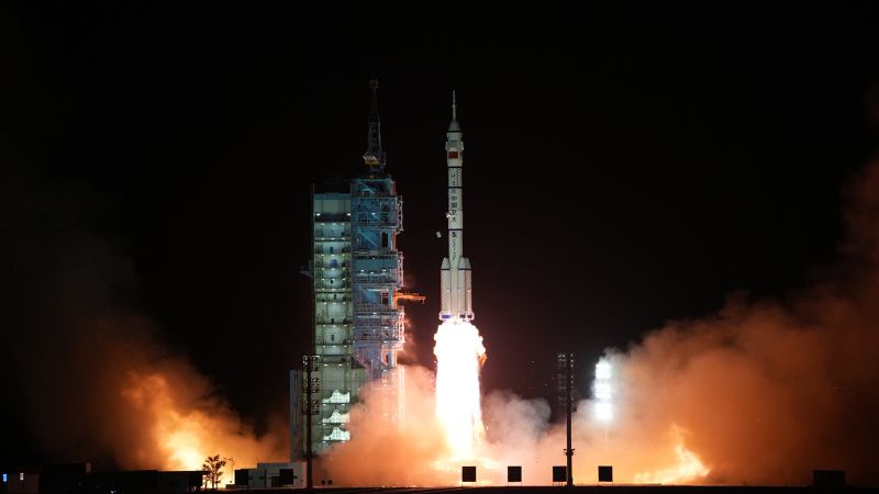 Çin, yeni bir uzay istasyonuna 3 astronot gönderdi