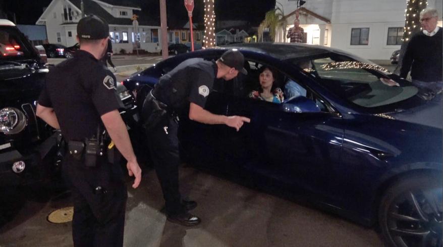 Kaliforniya polisinin Jay Leno ve eşiyle konuşurken çekilmiş fotoğrafı.