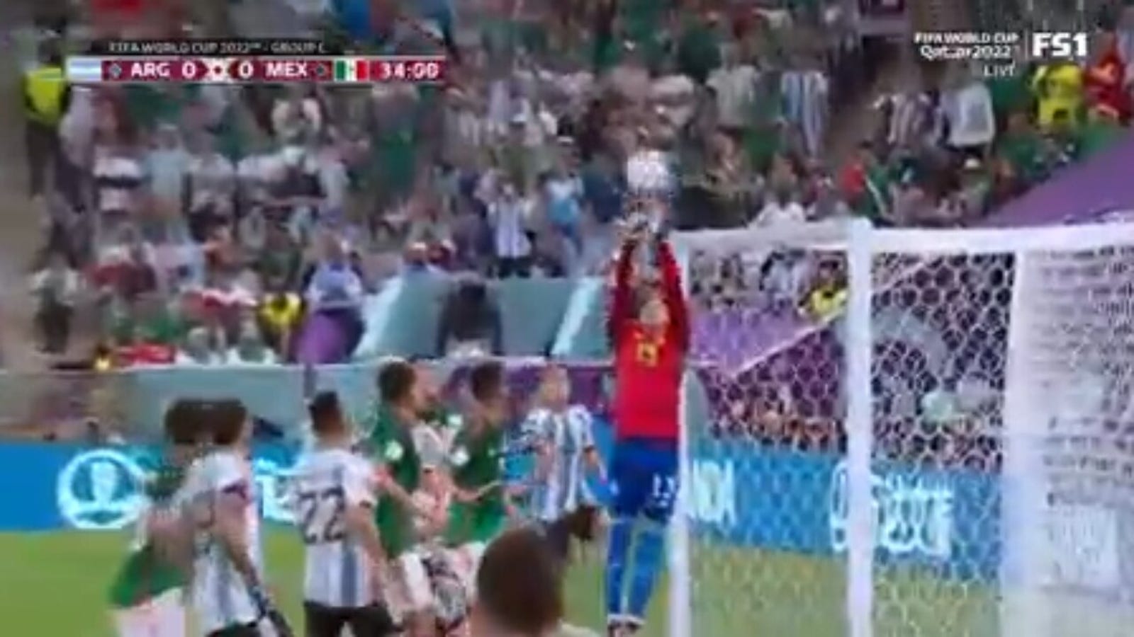 Arjantinli Lionel Messi, Ochoa'nın golüyle maçın ilk golünü atmak üzereydi.