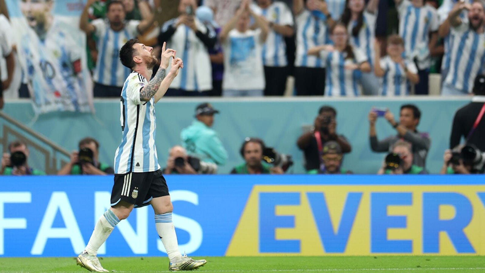 Arjantinli Lionel Messi, 64. dakikada Meksika'ya gol attı.