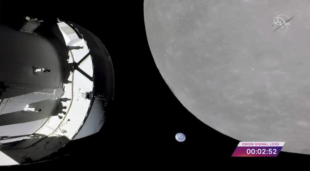 Bir NASA kapsülü, ay yörüngesinden önceki son büyük adım olan ayın üzerinde uçuyor