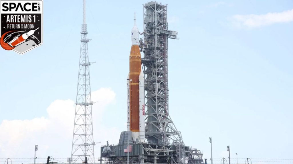Cuma günü erken saatlerde fırlatma rampasında bir NASA Roll Artemis 1 roketini izleyin