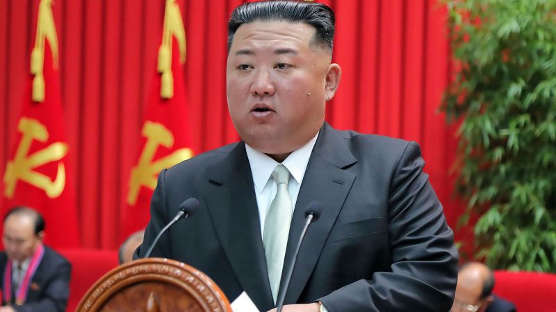 Güney Koreli ve Japon yetkililer, Kuzey Kore'nin Japonya açıklarında denize şüpheli bir ICBM fırlattığını söyledi.