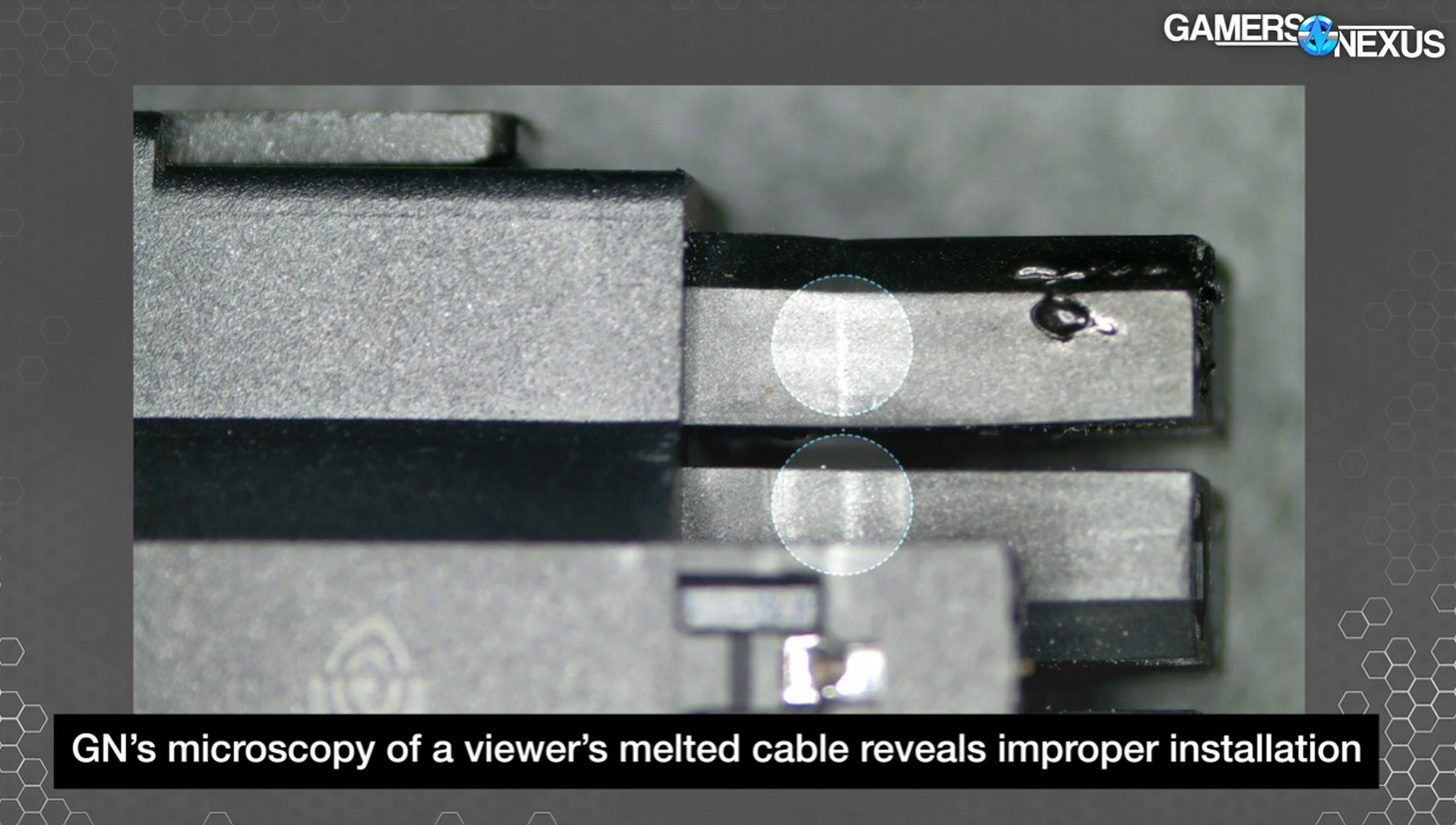 Plastik direklerinde net çizgiler olan bir konnektörü gösteren bir videonun ekran görüntüsü.