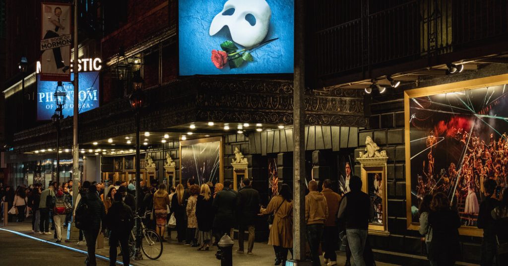 'Operadaki Hayalet', satış artışının ardından Broadway'in kapanmasını erteledi