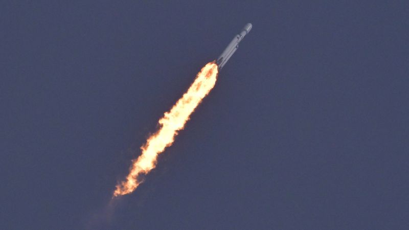 SpaceX'ten dünyanın en güçlü roketi olan Falcon Heavy'nin fırlatılması