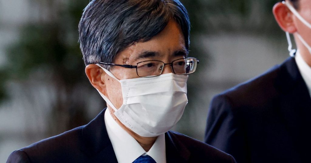 Üçüncü Japon hükümet bakanının bir ay içinde başbakana darbe vurarak istifa etmesi