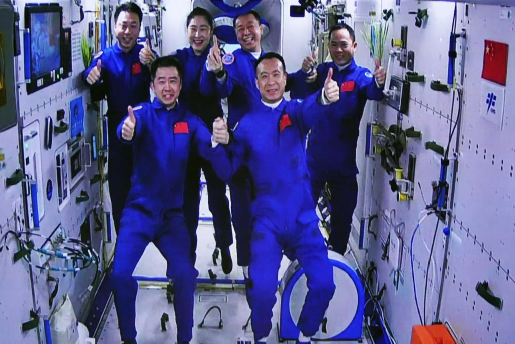 Uzay istasyonu ile 3 rıhtımlı Çin uzay gemisi