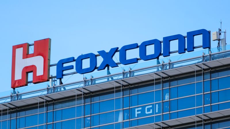 ZHENGZHOU, Çin: Bir Foxconn fabrikasında protestocular polisle çatışıyor, videolar ortaya çıkıyor