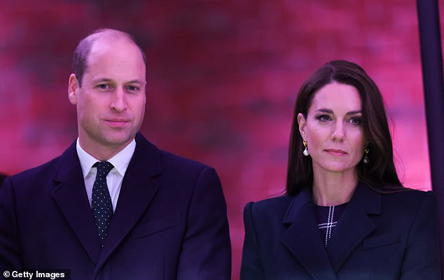 Prens William ve Kate Middleton'ın Çarşamba gecesi Boston'da düzenlediği Earthshot etkinliği, kraliyet ailesini sarsan ırkçılık skandalıyla gölgelendi.