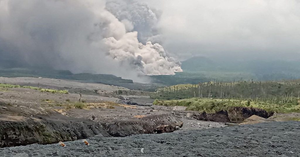 Endonezya, Java adasında bir yanardağ patladığında köylüleri tahliye ediyor