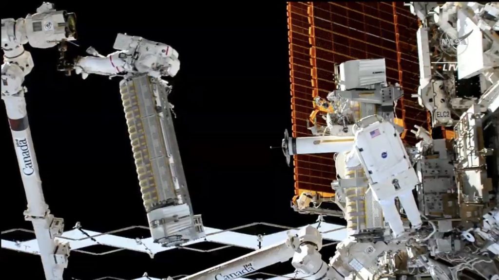 Astronotlar, Uluslararası Uzay İstasyonunun Dışına Yeni Bir Güneş Paneli Kuruyor - Spaceflight Now