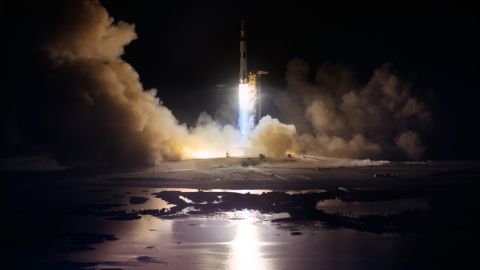 163 fit uzunluğundaki Satürn V roketi, Florida'daki Kennedy Uzay Merkezi'nde 7 Aralık 1972, ET, 12:33'te sergileniyor. Apollo 17, NASA'nın Apollo programındaki son aya iniş göreviydi. 