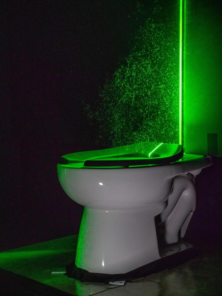 Güçlü yeşil lazer, tuvaletten çıkan aerosol bulutlarının görselleştirilmesine yardımcı olur 