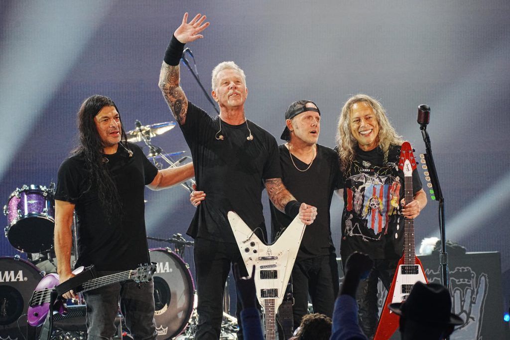 Metallica, açtığı davayı kaybettikten sonra sahneye geri döndü ve Helping Hands yardım şovunda galip geldi.