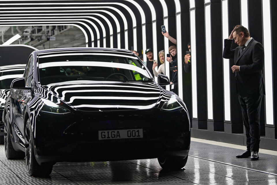 Elon Musk, 22 Mart 2022'de Almanya'nın Gruenheide kentindeki yeni Tesla GIGABYTE elektrikli araç fabrikasının açılış törenine katılıyor. PATRIKE BLOL/BOL, REUTERS aracılığıyla
