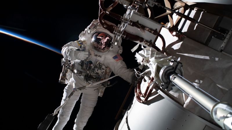 Astronotlar, Cumartesi günkü uzay yürüyüşü sırasında uzay istasyonuna destek verecek