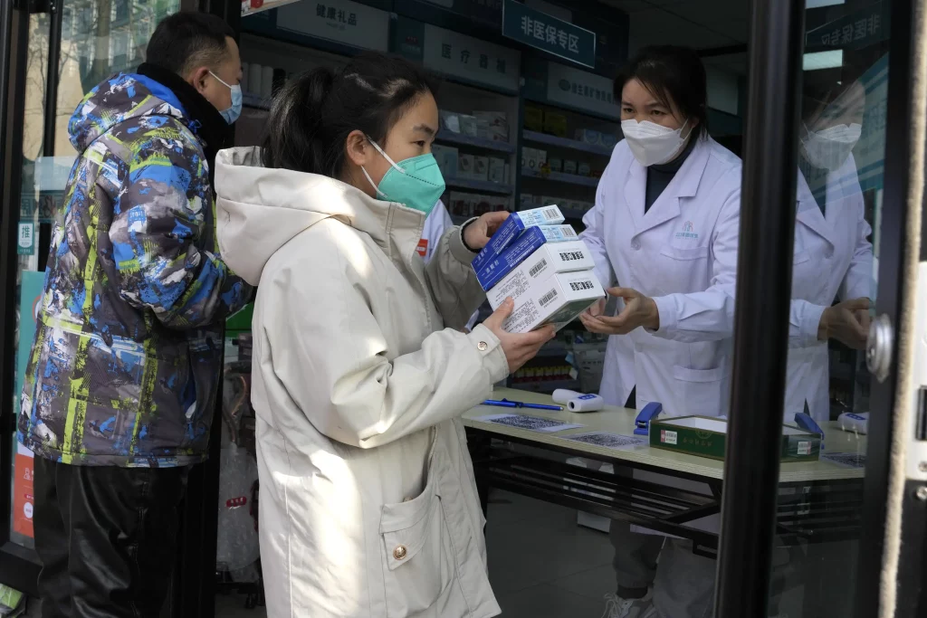 Çin, kontrolleri hafiflettikten sonra COVID enfeksiyonu ile mücadele ediyor