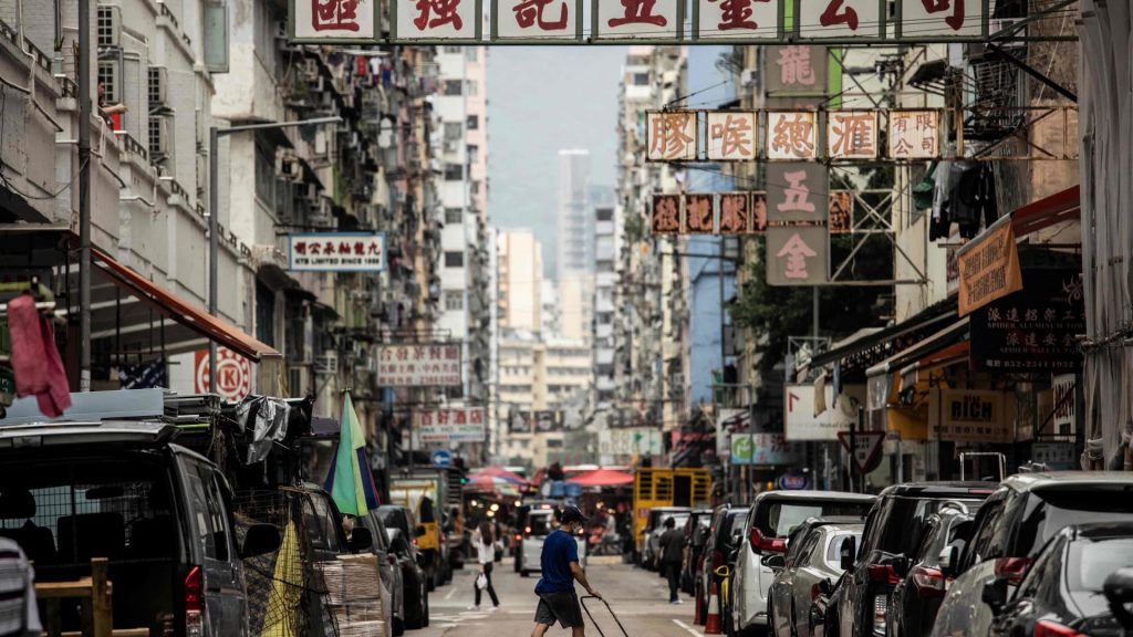 Hong Kong hisseleri, şehrin bir Covid yasasını hafifletmeyi düşündüğüne dair raporların ardından yaklaşık %3 yükseldi