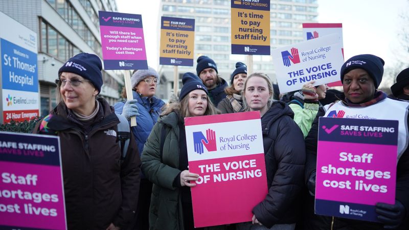 İngiliz hemşireler, maaş ve personel krizleri NHS'yi tehdit ederken tarihi bir greve başladı